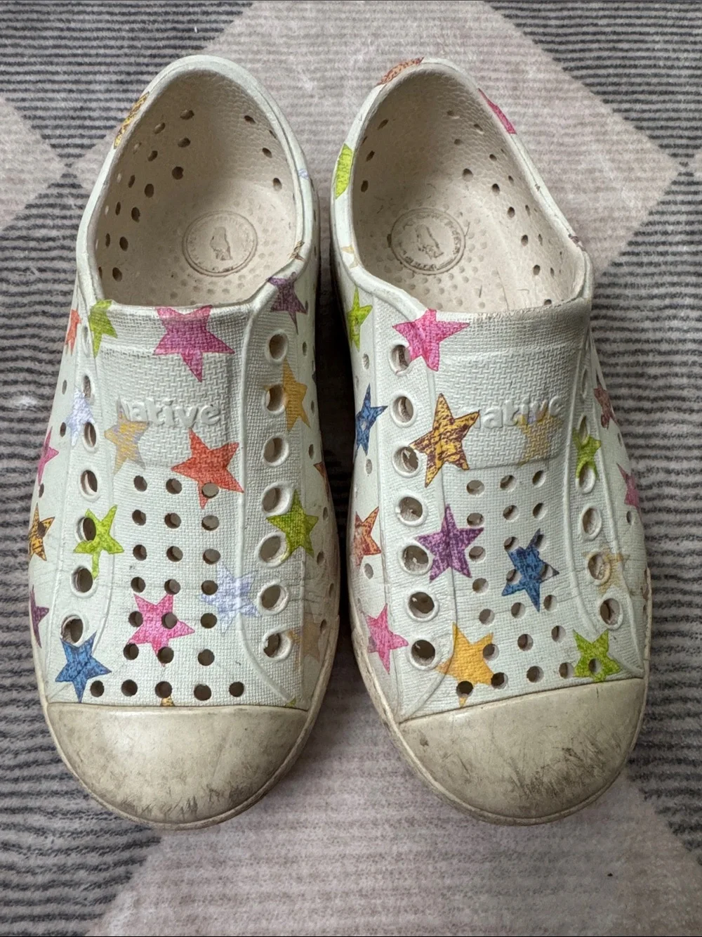 Native Kids White Water Shoes with Multicolor Star Print